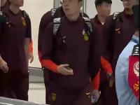 开云体育中国-前国脚现身训练场，球迷热情迎接的简单介绍