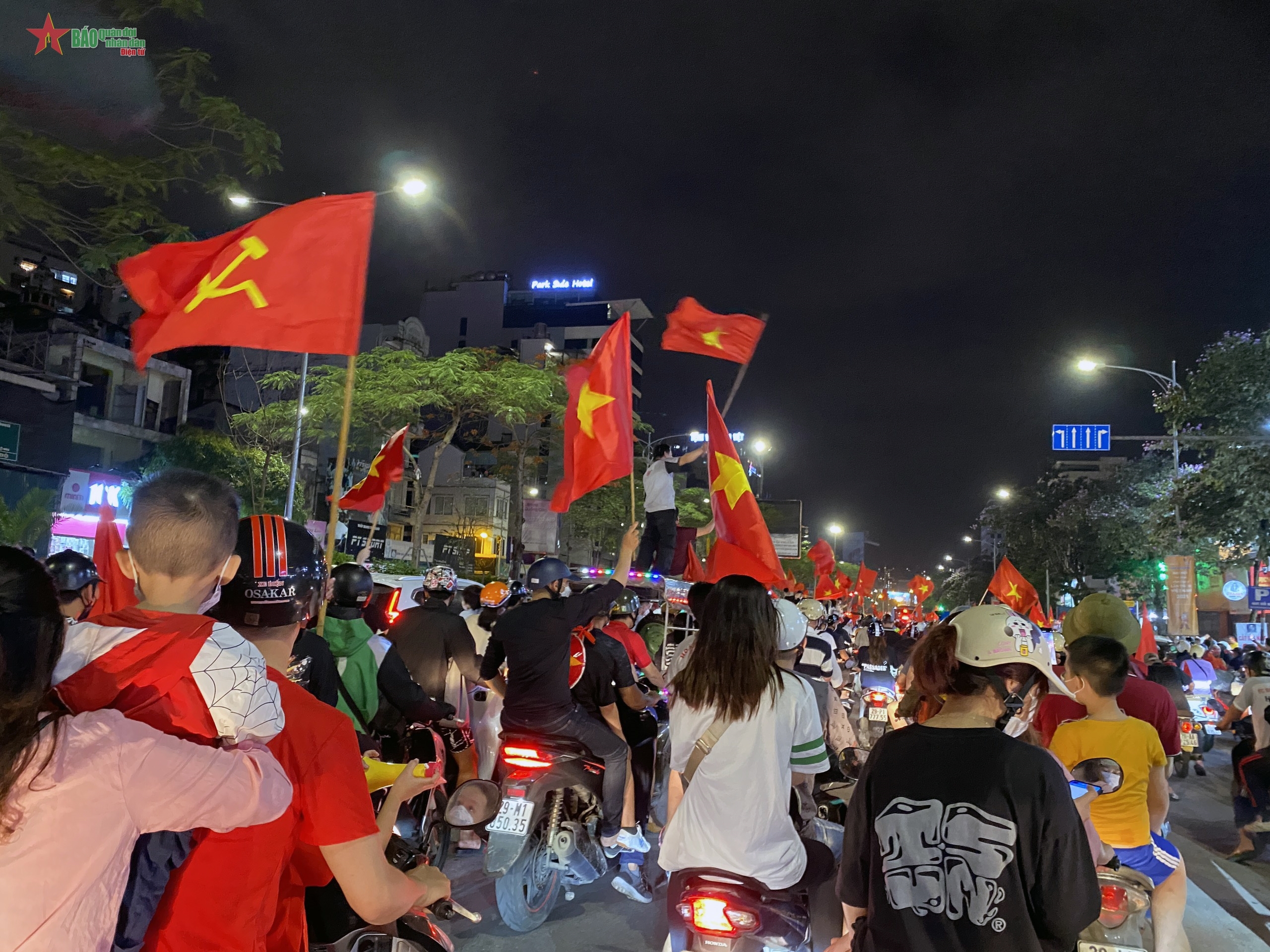 包含越南球队大比分胜出，晋级士气高涨的词条