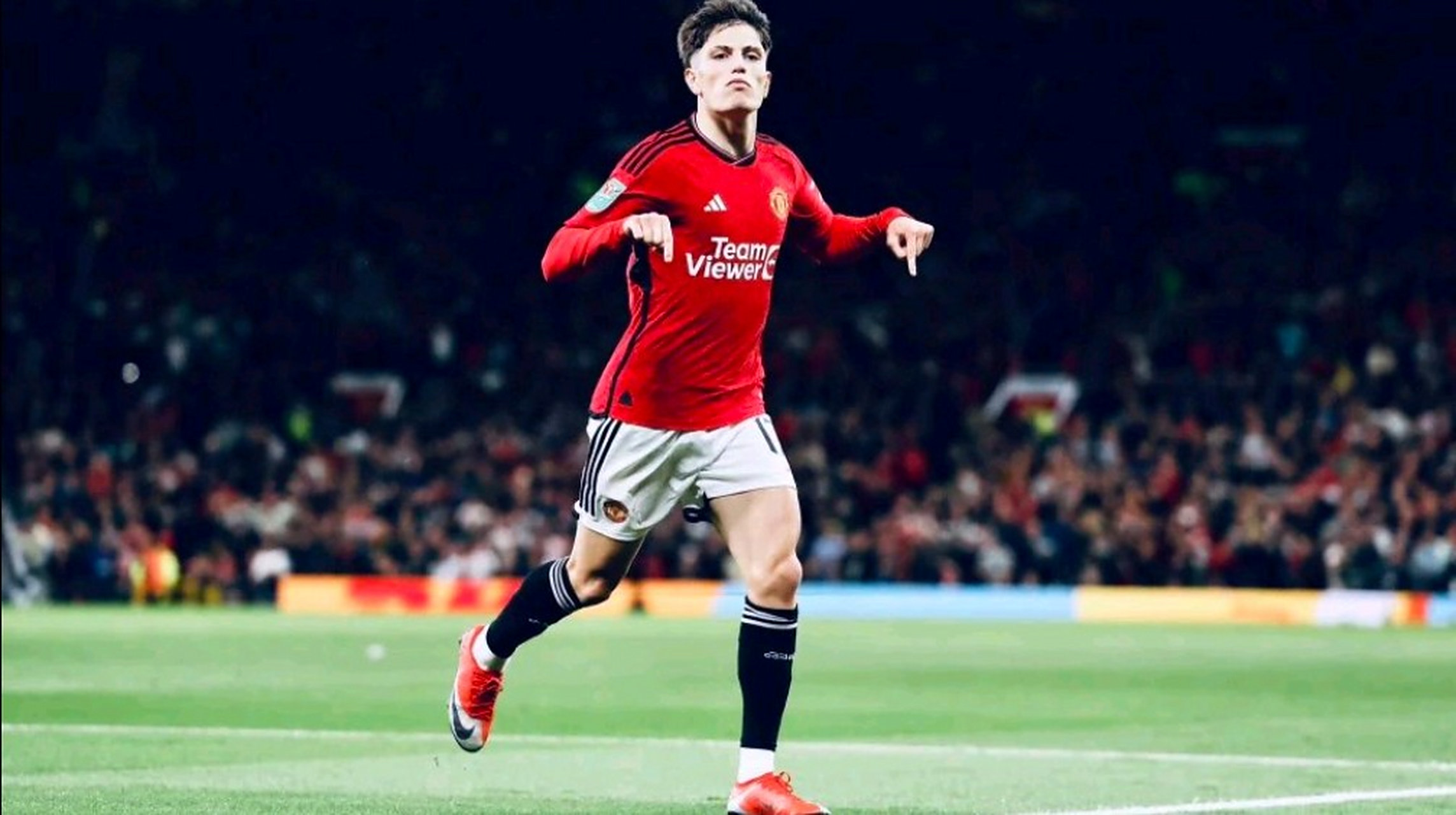 曼联连续获胜，登顶英格兰足球联赛