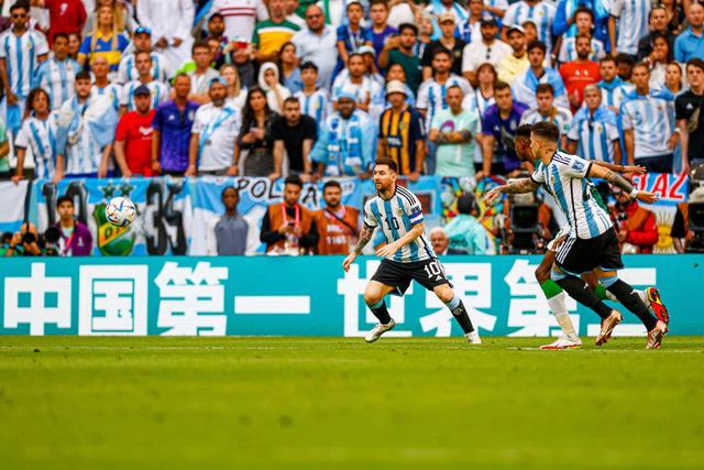 阿尔梅里亚大获全胜，领跑榜首！