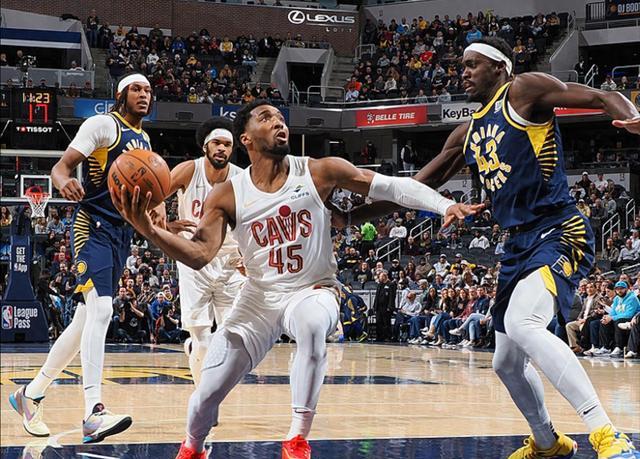 骑士豪取胜利，赢得在主场的争夺的简单介绍