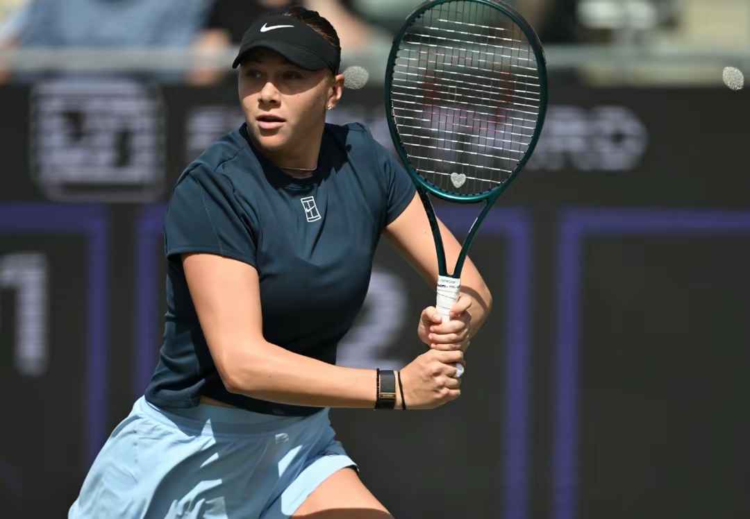 足球赛场上，女选手发挥出色