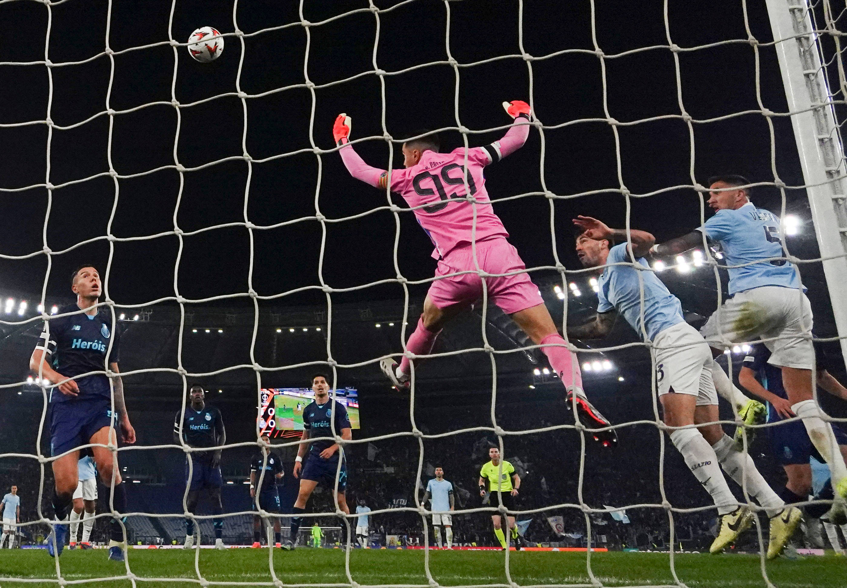 欧罗巴资格赛逐步接近,球队士气高涨 欧罗巴资格赛逐步接近,球队士气高涨