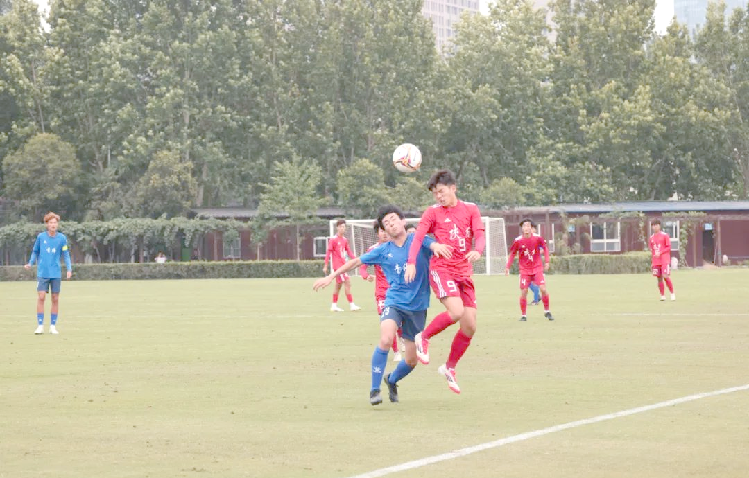 足球比赛精彩纷呈，观众欣喜不已的简单介绍