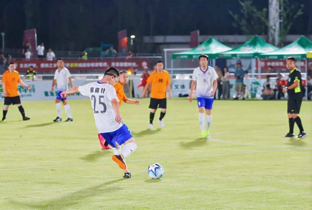 足球比赛精彩纷呈，观众欣喜不已的简单介绍