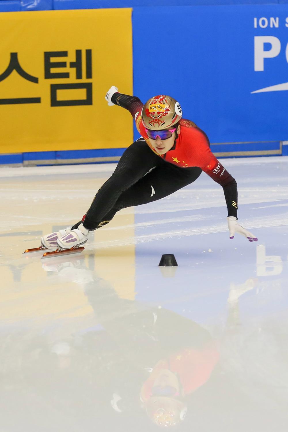 冰雪项目选手零失误，展现完美技艺