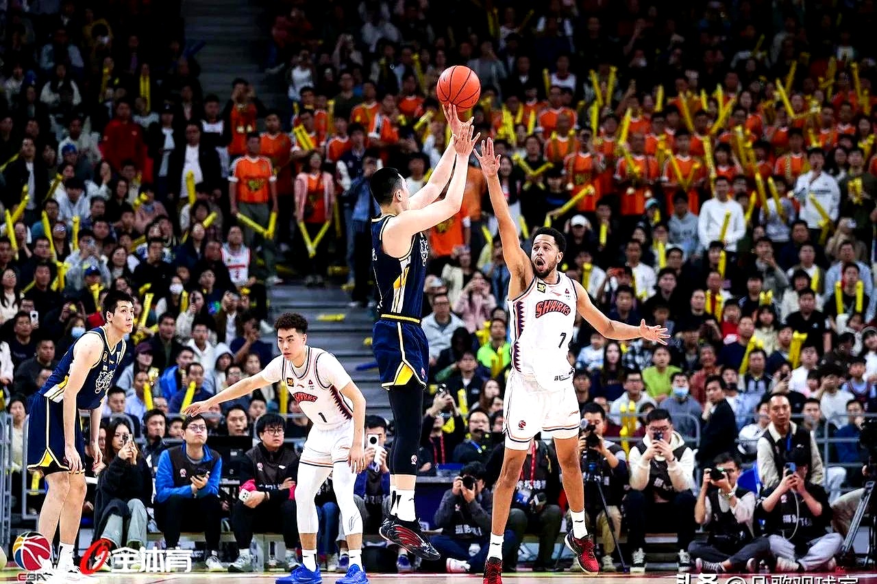 热闹场面球迷热情高涨，球队拼杀殊死