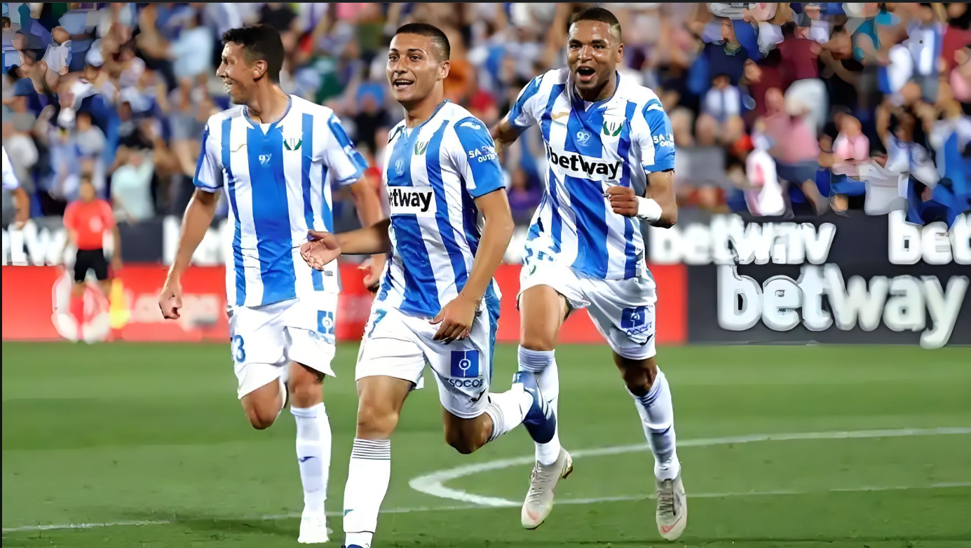 包含马洛卡艰难逼和，比利亚雷亚尔悬而未决的词条