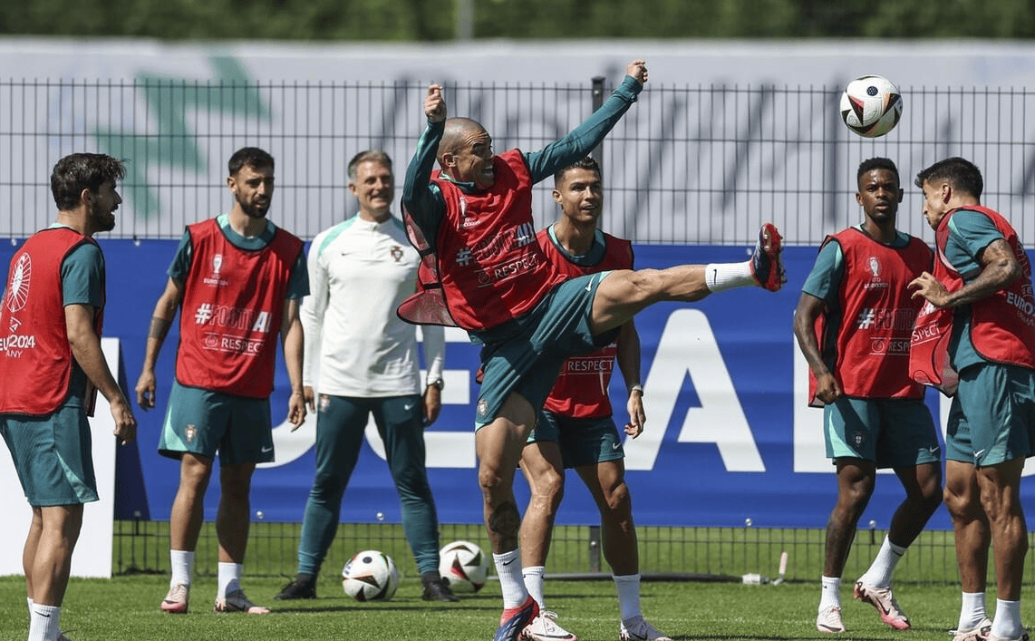 法国球队紧密合作破解对手战术