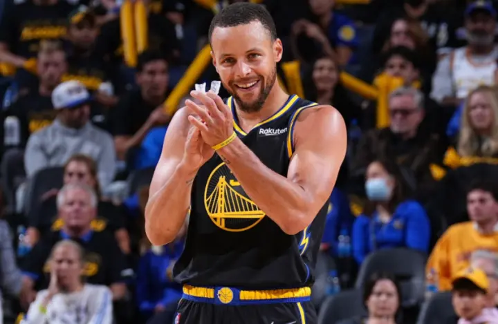 雄鹿大胜掘金取得四连胜