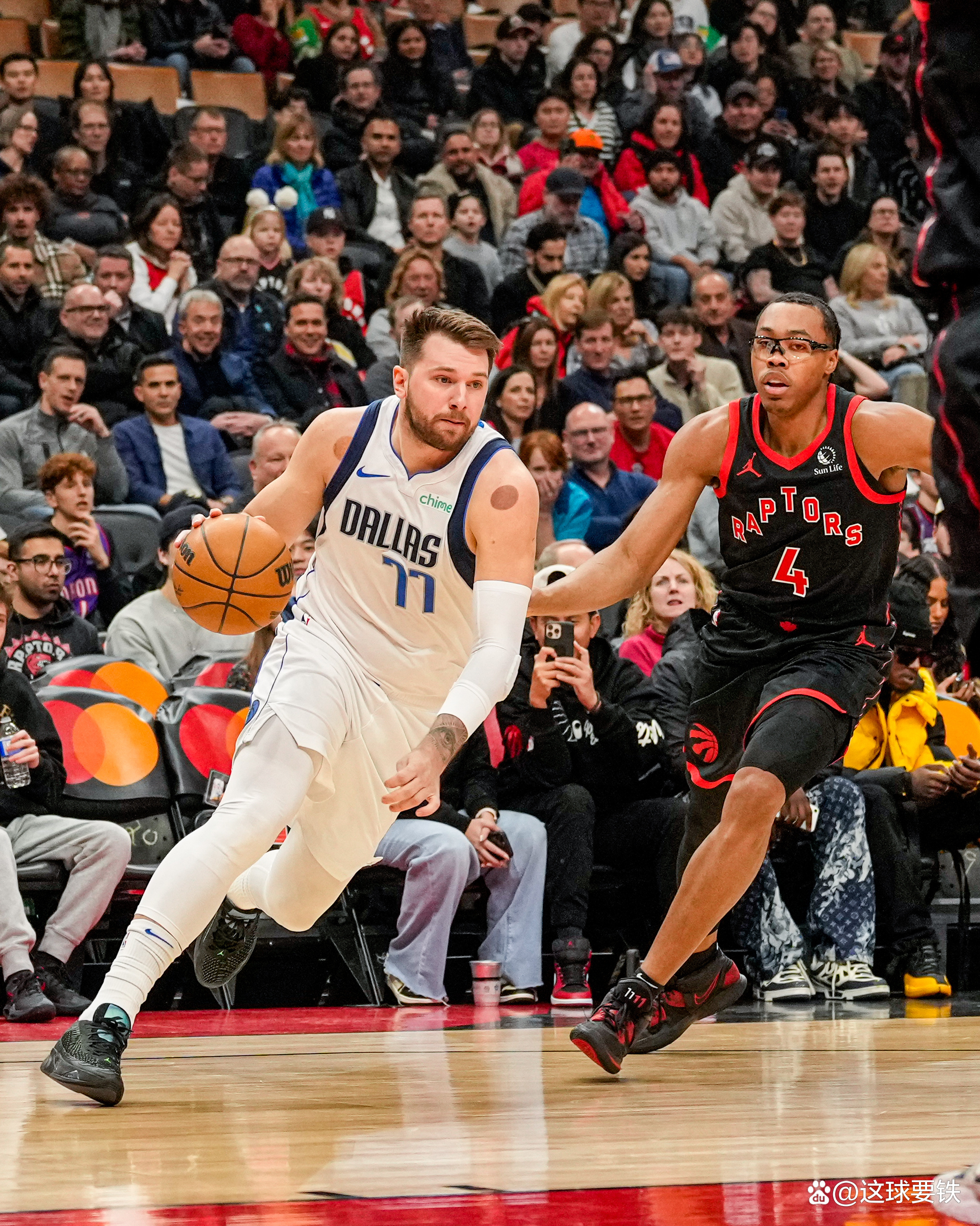 雄鹿不敌独行侠，帕金斯发威