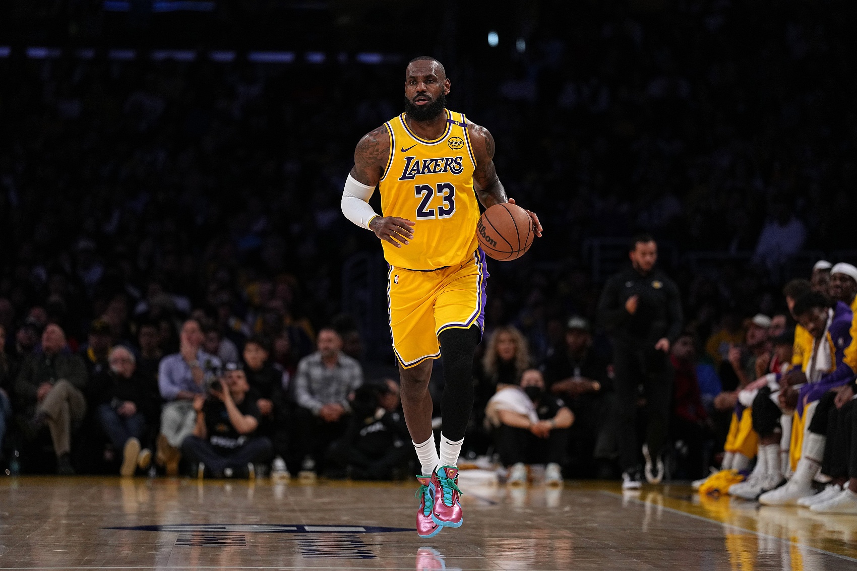 詹姆斯32分，湖人力克雷霆