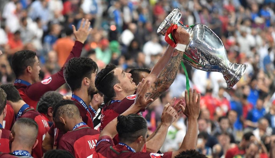 包含乌克兰女足斩获至高荣誉，夺得欧洲冠军杯的词条